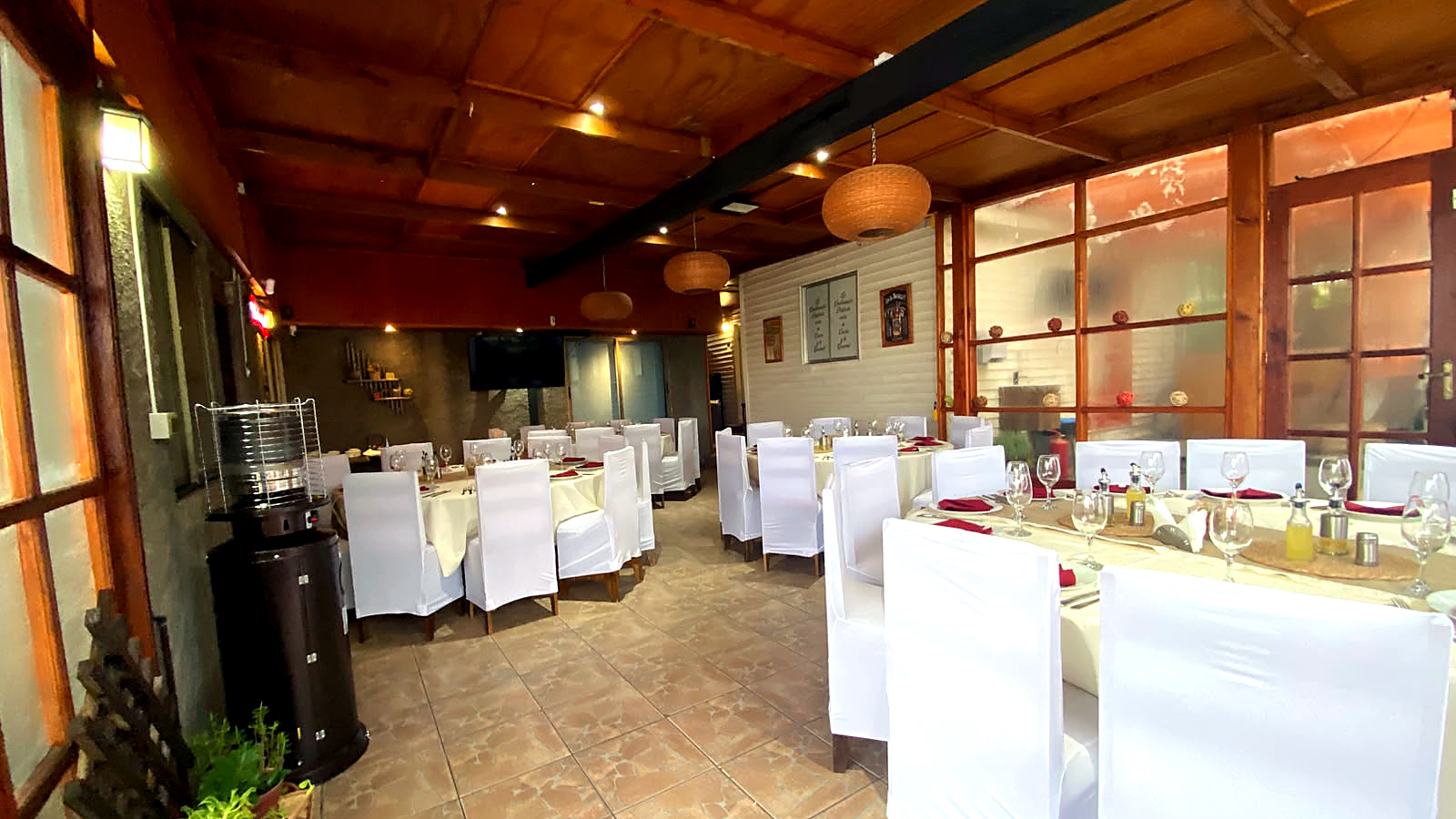 Salón de CM montado para evento de banquetería