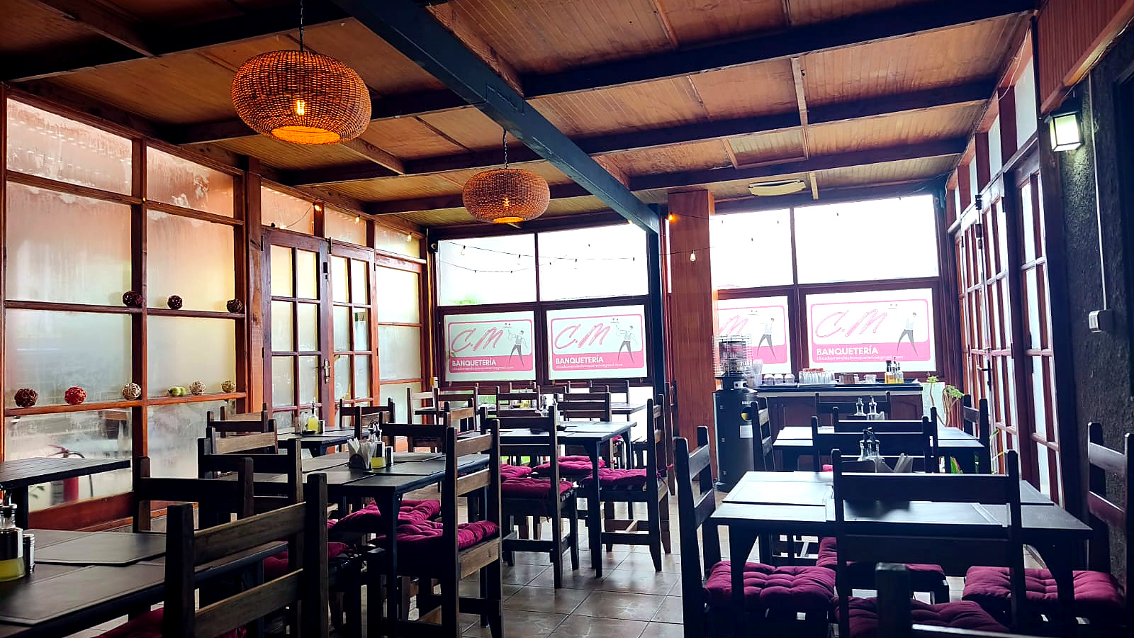 Salón de CM Restaurant preparado para atención diaria